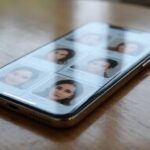 Ein modernes Smartphone zeigt eine elegante Dating App Oberfläche